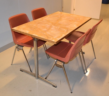 pöytä tuolit